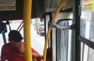 Vídeo: homem tenta entrar no ônibus sem máscara na Compensa e acaba expulso a tapasConfusão na Avenida Brasil
