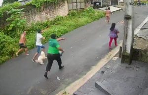 VÍDEO – Homens e cachorro colocam ‘peladão’ para correr na rua. O que aconteceu?