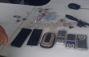 Três homens e uma mulher são presos em Iranduba exibindo armas e vendendo droga na ruaDenúncia