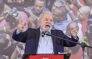 Lula afirma que precisa voltar à presidência para fazer ‘o povo comer três vezes ao dia’Salvador da pátria?