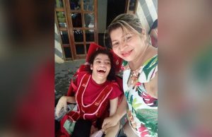 Com auxílio cortado, mãe vende rifa e luta pela filha com paralisia cerebral em ManausAflição em casa