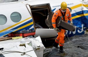 Um dia após sepultamento de Marília Mendonça, avião é retirado da cachoeiraLuto e investigações