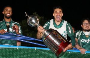 Palmeiras comemora com torcida e ironiza o Flamengo: ‘Cheirinho, nóis tá em outro patamar’Madrugada de comemorações