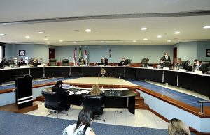 TCE-AM julga contas irregulares e multa ex-gestor do Implurb em mais de R$830 mil