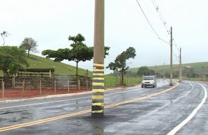 Coisas do Brasil: prefeitura reforma estrada e deixa postes no meio da pista