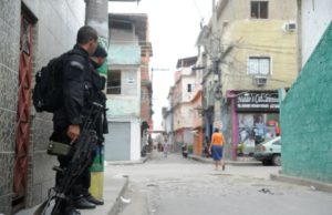 Tiroteio, pânico, ocupação e mortos em favela do RioBanho de sangue