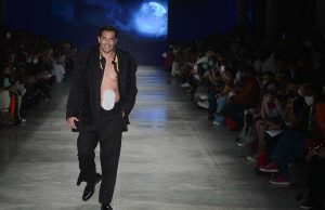 Luciano Szafir quebra tabu e desfila com bolsa de estomia