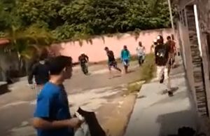 Vídeo: dono de terreno em Manaus manda bala em invasores de terraTiro pra todo o lado