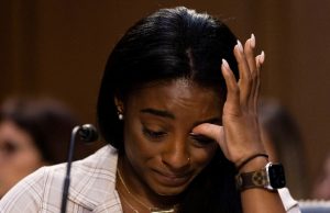 Vítimas de abusos: ginastas norte-americanas são indenizadas em 337 milhões de eurosAs atletas olímpicas Simone Biles, McKayla Maroney e Aly Raisman estão entre as mais de 330 jovens que sofreram abusos do médico da seleção norte-americana, Larry Nassar