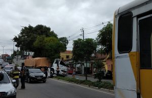 Caminhão atinge canteiro central e derruba poste em Manaus
