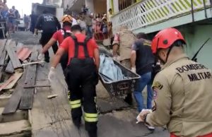 Em dia de Natal, corpo boiando é encontrado em igarapé do Educandos; veja o vídeoO cadáver foi removido para o IML