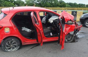 Mulher dorme ao volante e bate em mureta na Avenida Noel NutelsUma pessoa ficou ferida e foi socorrida pelo SAMU