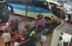 QUE SUSTO! Ônibus invade plataforma de embarque e desembarque da rodoviária