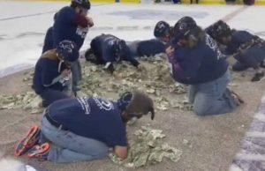 ‘Pegue o quanto puder’ – Professores rastejam para disputar US$ 5 mil em notas de 1 dólar"uma imagem terrível"