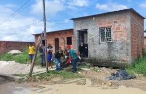 Vídeo: pistoleiros invadem residência e matam vítima na frente de criança em ManausA vítima foi identificada como Fernando, mais conhecido como 'Bananeira'