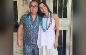 Finalizando o ano no Candomblé, Anitta posta foto rara com seu Pai de Santo