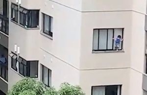 Vídeo: bebê sobe em janela sem tela de prédio e fica em apuros; vizinhos filmam