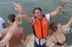 Vídeo: Ao som do funk ‘Bolsonaro proibidão’, presidente dança e compara esquerdistas a cadelasAlfinetada