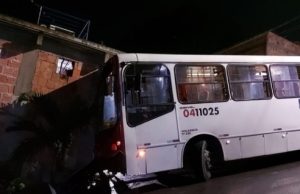 Vídeo: ônibus desgovernado desce a ladeira e bate de frente com casa em ManausAflição