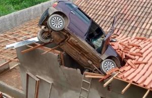Idoso perde controle e faz carro ‘voar’ e parar em telhado de casaO motorista deixou o veículo apenas com um corte na cabeça, mas bastante assustado