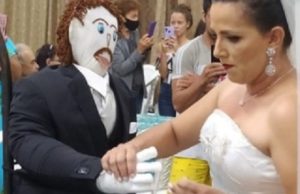 Diarista se casa com boneco ‘Marcelo’ e tem noite de núpcias em motel