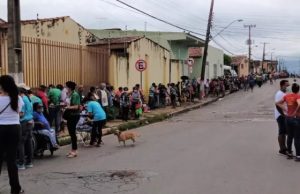 Há poucas horas da ceia de Natal, famílias fazem fila para ganhar ossos em açougueRealidade nua e crua