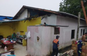 Segunda-feira de cão em Iranduba: cai poste, energia vai embora e casas são destelhadasTemporal e transtornos