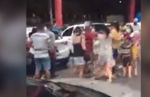 Vídeo: em clima de Natal, mulheres vão pra porrada por carrinho no Nova Era da CompensaJingle Bells