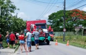Papai Noel morre atropelado após cair de caminhão durante carreataCarlos Rogério da Costa, tinha 70 anos, e estava em cima de um caminhão quando se desequilibrou