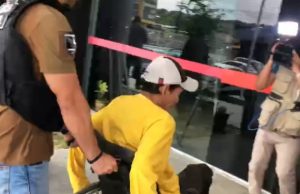 Cadeirante é preso suspeito de matar pedreiro com facada do peito após briga de bar no AlvoradaCâmera de segurança registrou o assassinato no meio da rua