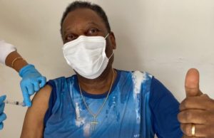 Pelé recebe alta e vai tratar o câncer em casa neste NatalRei do futebol