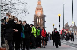 Ômicron: Sindicato afirma que até metade dos professores estão contaminados no Reino UnidoOs níveis de ausência estão aumentando, e o governo de Boris Johnson é cobrado a adotar medidas adicionais de proteção das comunidades escolares