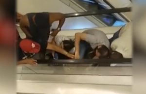 Vídeo chocante: criança de 4 anos fica com a mão presa em escada rolante da Riachuelo