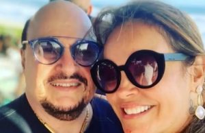 Vídeo: viúva do cantor Paulinho, do Roupa Nova, está trabalhando como ambulanteElaine Soares e os dois filhos do cantor vivem disputa pelo inventário de Paulinho
