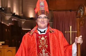 Bispo trans toma posse em igreja com colete à prova de balas