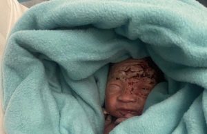 Meu Deus! Bebê recém-nascido é encontrado na lata de lixo de aviãoFuncionários do aeroporto nas Ilhas Maurício encontraram o recém-nascido abandonado na lata de lixo do banheiro do avião que partiu da Ilha de Madagascar, na África