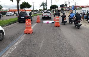 Homem morre após ser atingido por van e ser arrastado na avenida Max Teixeira