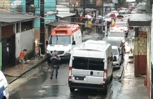 Em Manaus, homem que mantém família refém, matou a primeira mulher com a filha no colo