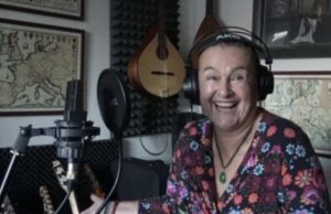 Cantora tcheca morre após contrair Covid-19 propositalmente