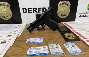 Em Manaus, suspeito de falsificar documentos e se passar por policial é preso em flagrante“Ele fazia fotos exibindo o simulacro e a falsa carteira"