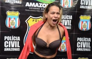 PERIGOSÍSSIMA – “Loira do Face” é trancafiada na cadeia novamente em Manaus; veja vídeoA loira que agora está morena teve a prisão preventiva decretada pelos crimes de roubo, latrocínio tentado e homicídio