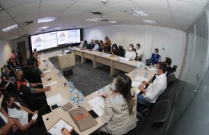 No Amazonas, governo adia retorno das aulas na rede pública e cancela desfile das escolas de sambaGrupo também definiu manter as demais medidas já publicadas no Diário Oficial do Estado (DOE)