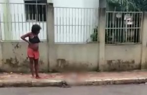 Vídeo: após ter atendimento médico negado, moradora de rua dá à luz na calçada de maternidadeA gerente-geral da Maternidade, Laura Pontes, informou que a bebê passa bem e está sendo acompanhado por pediatra. Já a mãe deve ser acompanhada por psiquiatra
