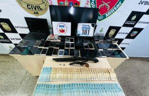 Em Manaus, três homens são presos com armas e R$ 11 milCom os suspeitos também foram encontrados mais de 70 celulares