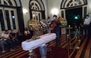 Artistas e amigos prestam as últimas homenagens ao poeta Thiago de Mello