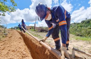 Moradores da comunidade Coliseu, começam a receber água tratada e são cadastrados na Tarifa SocialMais de 6 mil pessoas serão beneficiadas após concessionária implantar novo sistema de abastecimento regular na região. Obras vão até o fim de janeiro