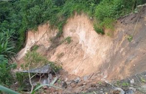Em Manaus, casas desabam em barranco e famílias ficam desalojadas