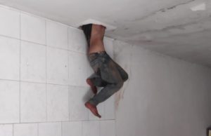 Bandido fica ‘atoladinho’ no teto ao tentar roubar comércio