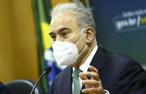 Governo reduz para 7 dias isolamento de pacientes com covid-19Liberação, no entanto, está condicionada à ausência de sintomas