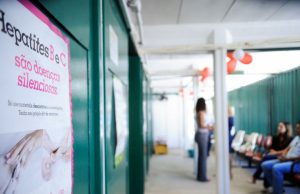 Bolsonaro sanciona lei que obriga sigilo de condição a quem tem HIV e hepatiteAlém de pessoas com hanseníase e tuberculose